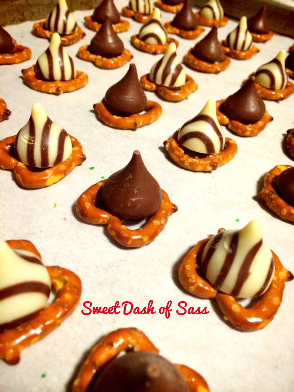 Chocolate Pretzel Bites - www.SweetDashofSass.com - 25 Days of Christmas - Cookie Style